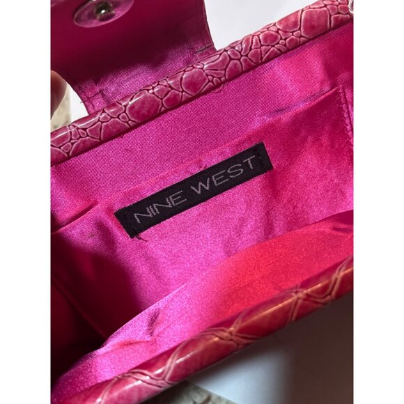Nine West Fuchsia Croc-Embossed PVC Clutch With Silver Chain Strap new - Picture 5 of 7